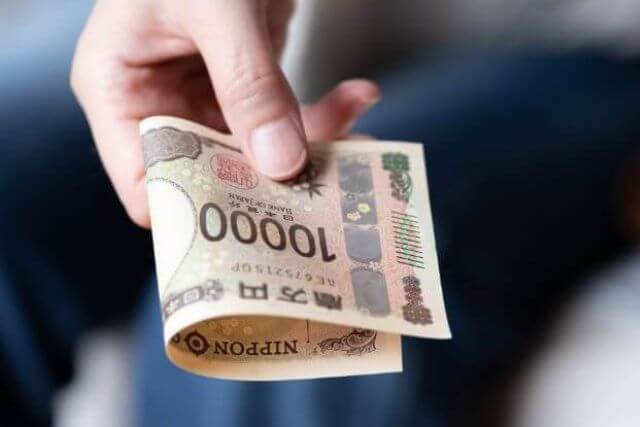 一万円札を手渡す