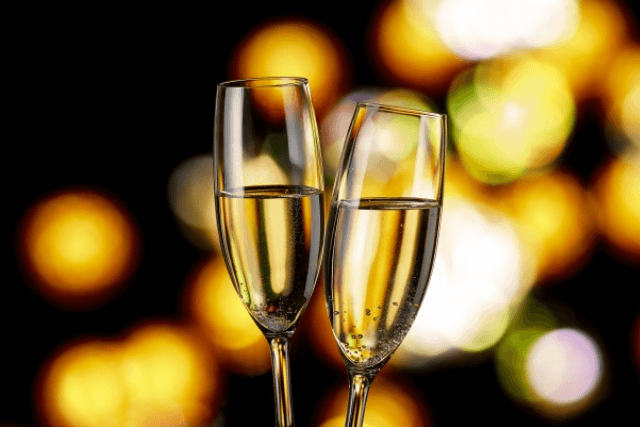 キラキラの背景の前にシャンパングラス