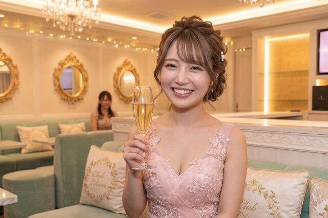 シャンパングラスを持つキャバ嬢