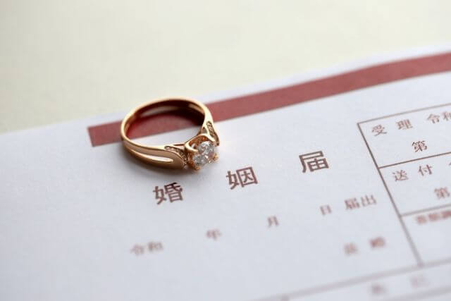 婚姻届と指輪