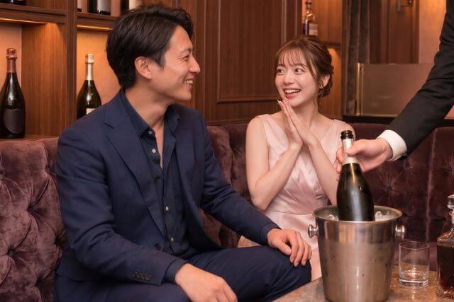 笑顔のキャバ嬢とスーツの男性