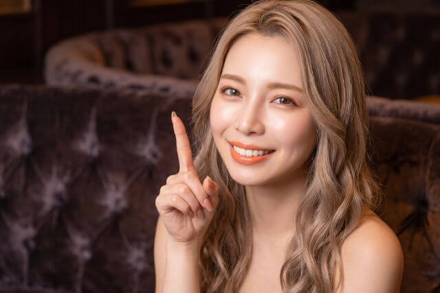 人差し指を立てる女性