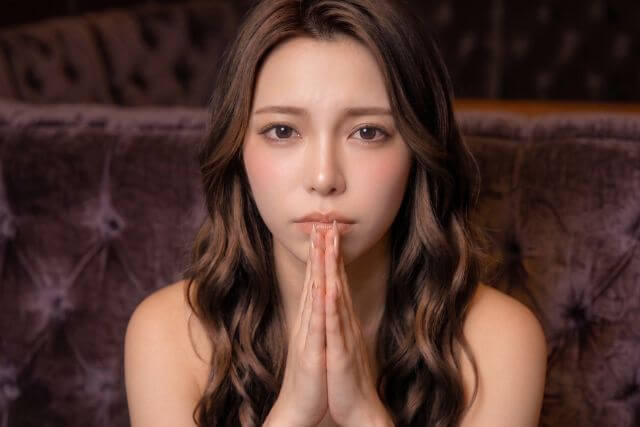 手をあわせる女性