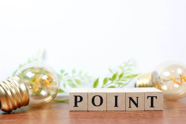 POINTと書かれた木のブロックが机の上に置かれている