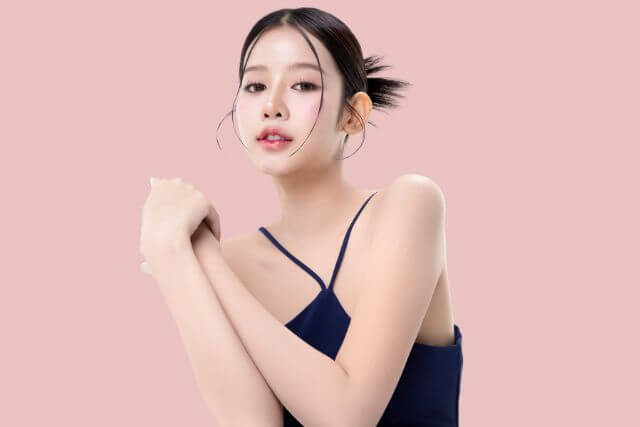 黒いトップスを着た若い女性