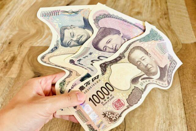 ぐにゃぐにゃに加工された千円・五千円・一万円札