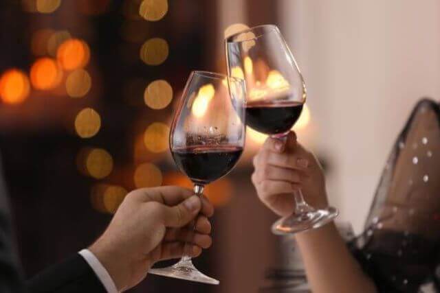 ワインで乾杯する男女の手元