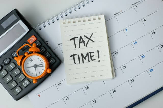TAX TIMEと書かれたメモ・カレンダー・目覚まし時計