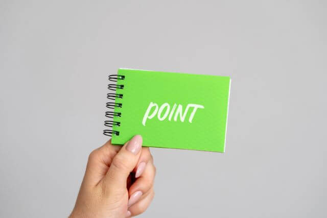 白でpointと書かれた緑のメモを持つ人の手元