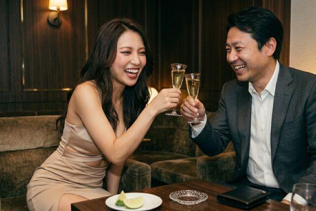 テキーラで乾杯してとても盛り上がっているキャバ嬢と男性客