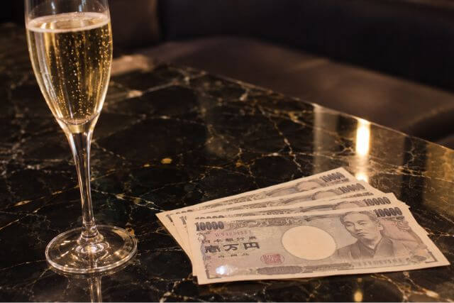 一万円札とシャンパングラス