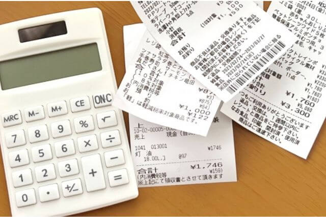 電卓と数枚の領収書