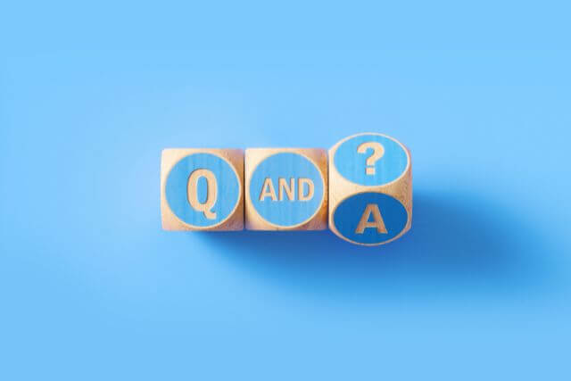 Q and A ?と書かれた木のダイス