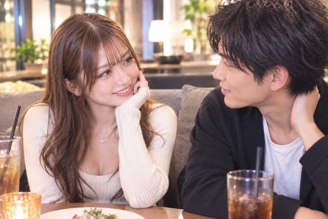 レストランでデートする男女