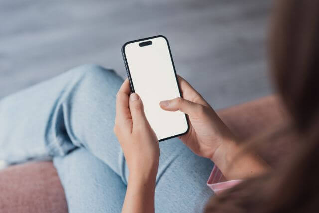 スマホを触る女性