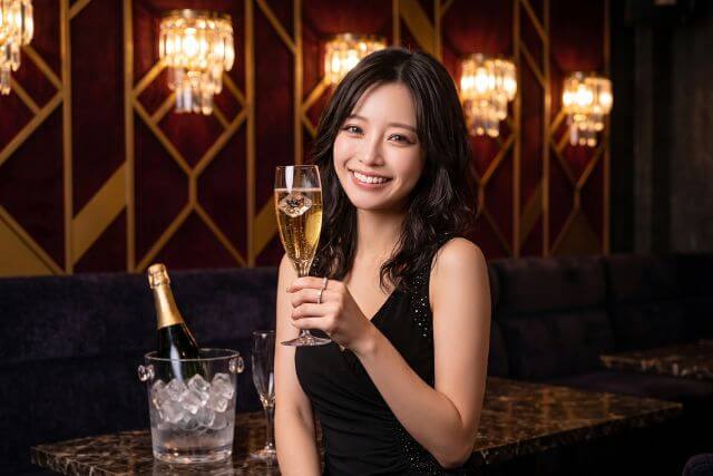氷が入ったシャンパングラスを持つ女の子