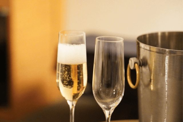 シャンパングラス2本のうち1本にはお酒が注がれている