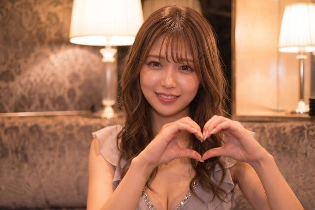 指でハートを作るキャバ嬢