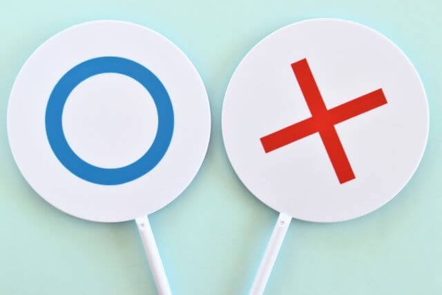 丸とバツが描かれた丸い札