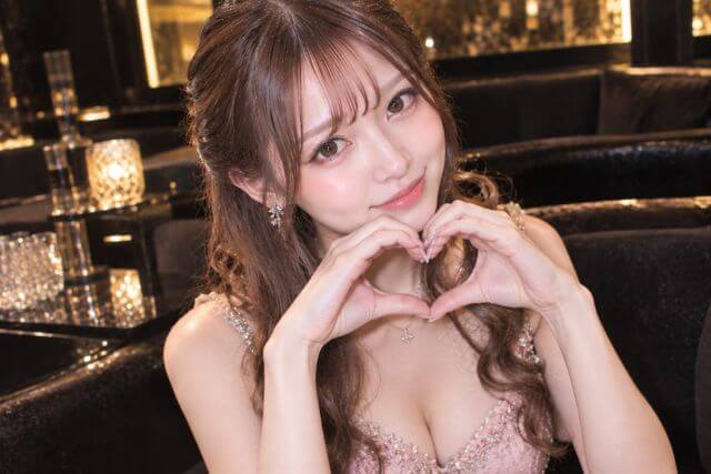 ハートを作るドレスの女性