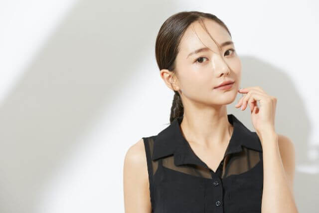 黒いトップスを着た若い女性