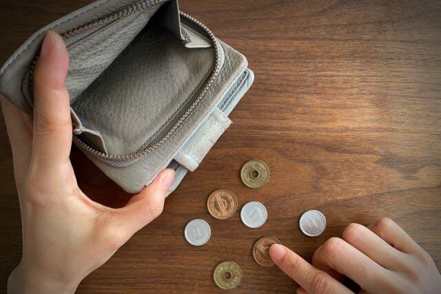 財布から小銭を取り出して数えている手元