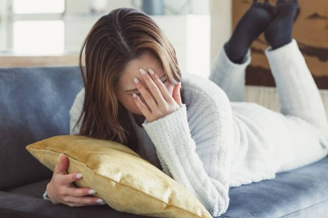 頭を抑える女性