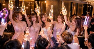 5人のキャバ嬢がシャンパンを掲げている様子