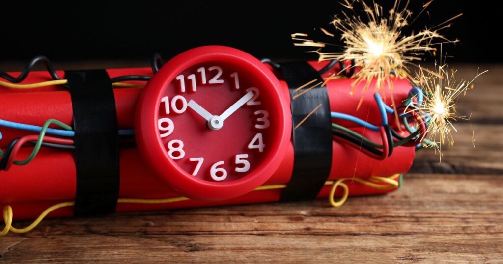 机に置かれた爆弾