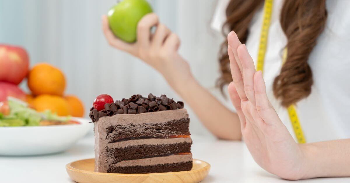 ケーキを断る女性の手