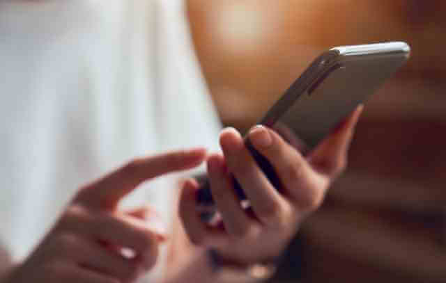 スマホを触る女性の手