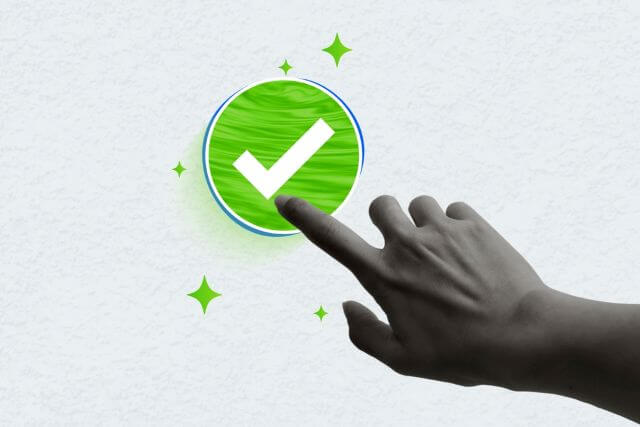 緑のチェックマークを押す女性の手