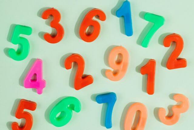 カラフルな数字のブロックが複数