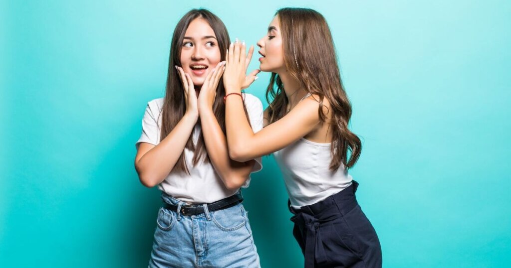 内緒話をする女性2人