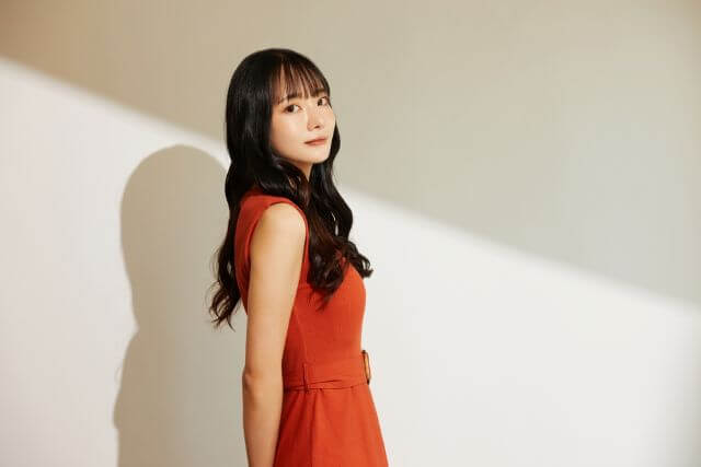 こちらを見る赤いドレスの女性