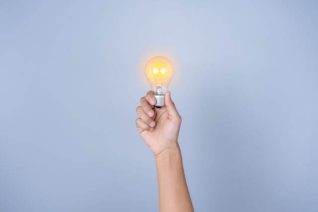 電球を持つ女性の手