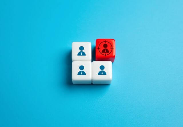 4つの人のブロックのうち1つが赤く塗られている