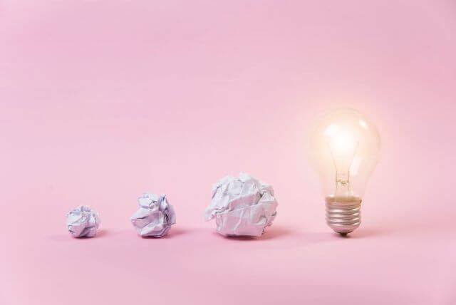 3つのゴミと1つの電球