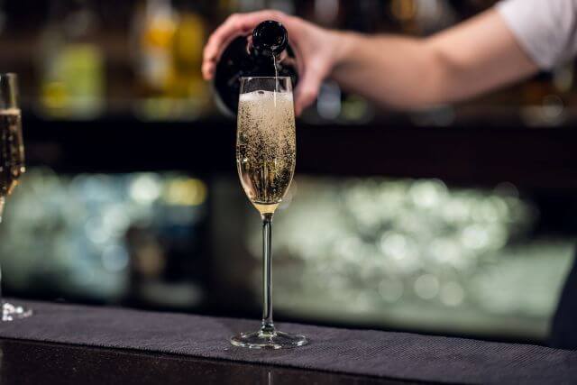 シャンパンを注ぐ男性の手