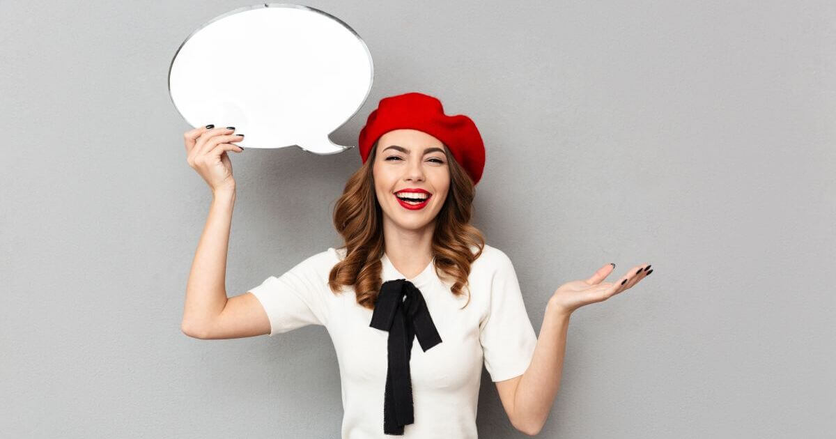 吹き出しを持ちながら笑顔で居る女性