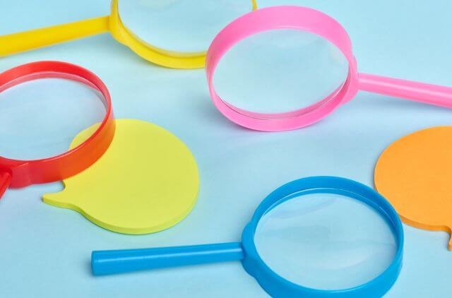 並んでいる色とりどりの虫眼鏡