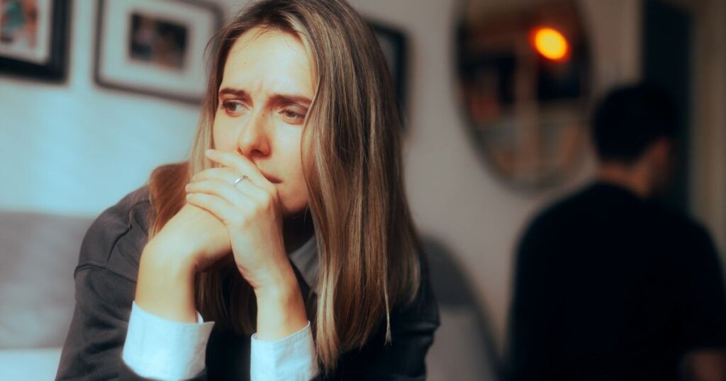 彼氏に振られて泣いている女性