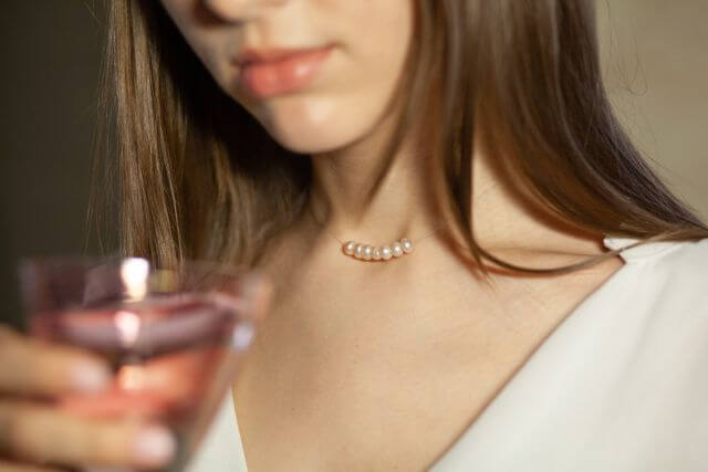 お酒を持つ女性