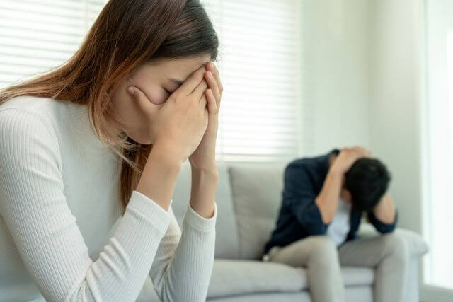 頭を抱える男女