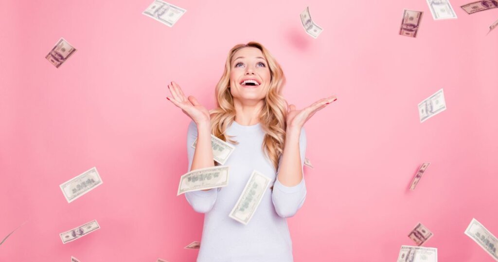 降ってくるお金を見つめる女性