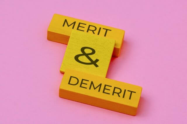 MERIT&DEMERITと書かれたブロック