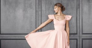 ピンクのドレスの裾を持つ女性