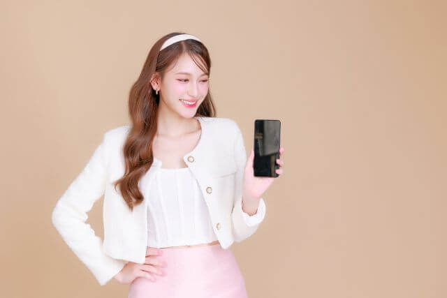 携帯を持つ女性