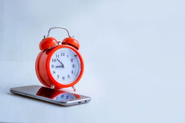 置かれた時計と携帯