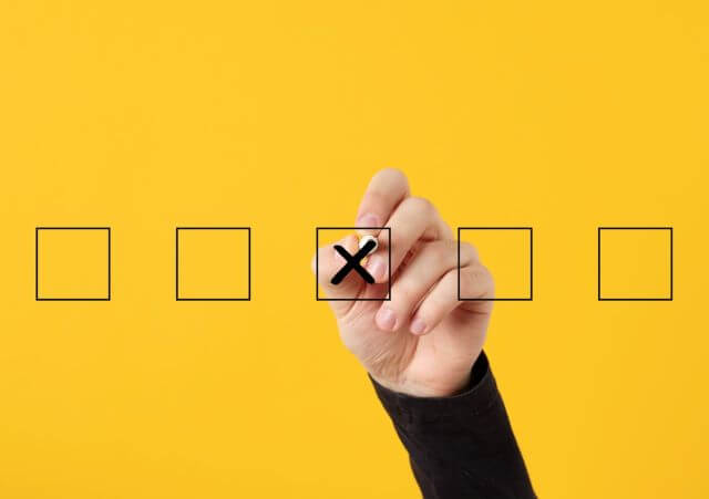 5つの四角の中に1つだけかかれたバツマーク